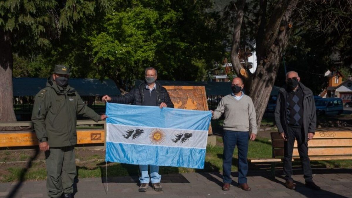 A A Os Del Primer Izamiento En Malvinas La Bandera Argentina