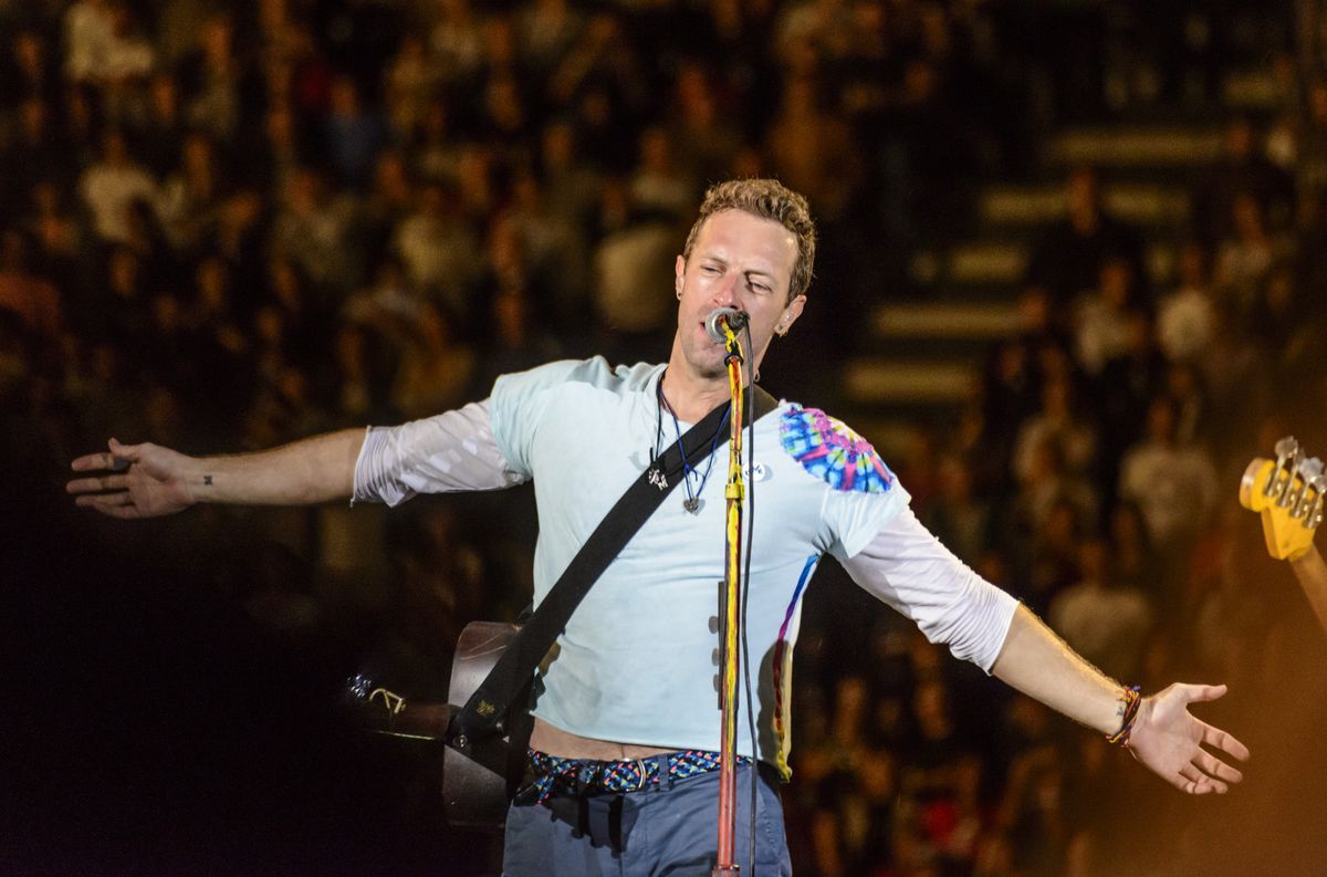 Redes: el líder de Coldplay en un local de guitarras