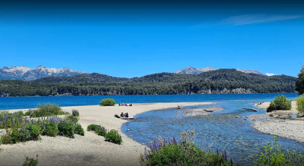 Villa La Angostura: playa de la desembocadura de Río Bonito.