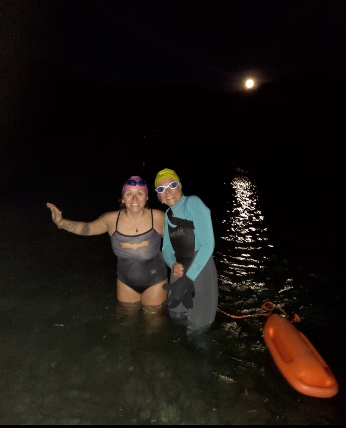 De noche también hay natación de aguas abiertas en los lagos angosturenses