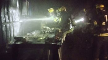 Incendio en Puerto Manzano: dos personas habrían resultado lesionadas