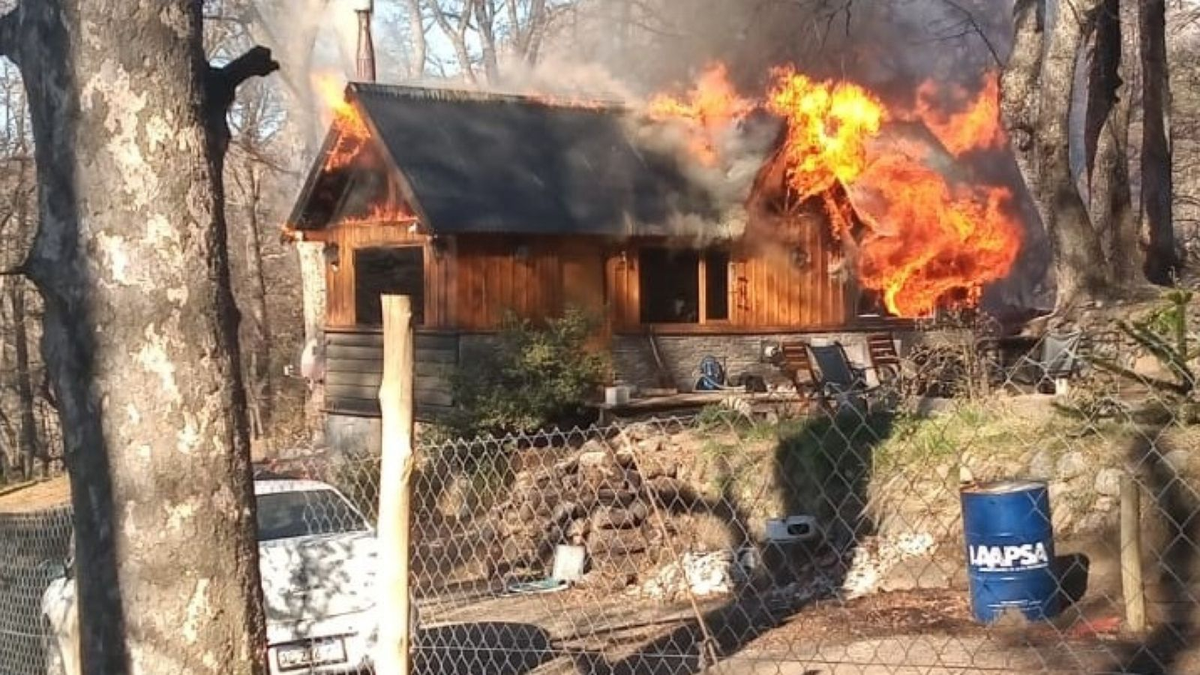 Bomberos trabajaron para sofocar el incendio de una vivienda