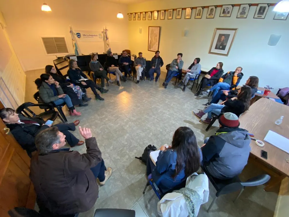 Reunión en Villa La Angostura para poner en agenda el proyecto para la creación de un natatorio 