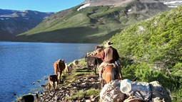 altText(Cabalgatas al pie del cerro Bonete en la cordillera neuquina)}