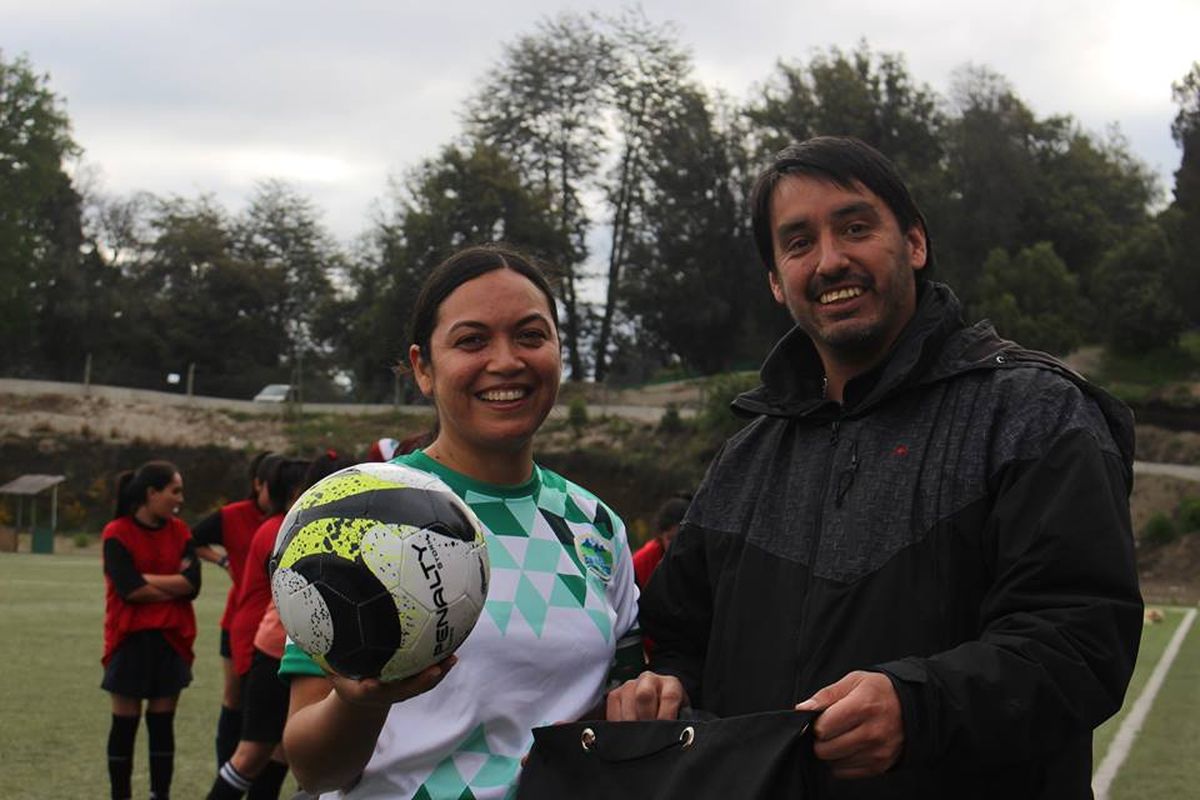 Donan pelotas para fomentar el desarrollo del fútbol femenino en Angostura