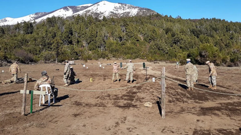 Vecinos de Bariloche organizan un abrazo simbólico a la Escuela Militar para apoyar al Ejército