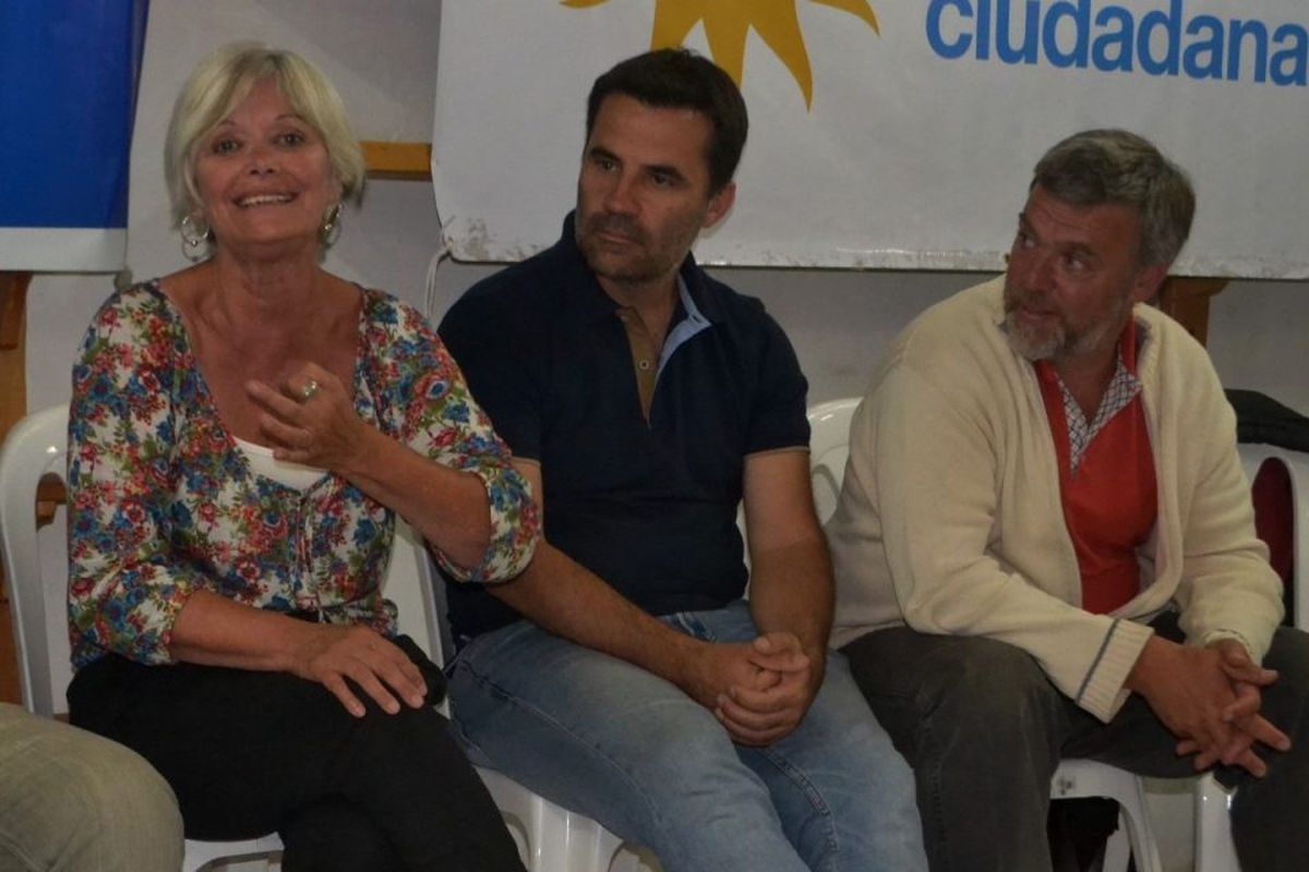Martín Rodríguez y Fernanda González se reunieron con vecinos en Chacra 30
