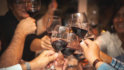 Llega el Mercado de Vinos a Neuquén con gastronomía y arte en vivo