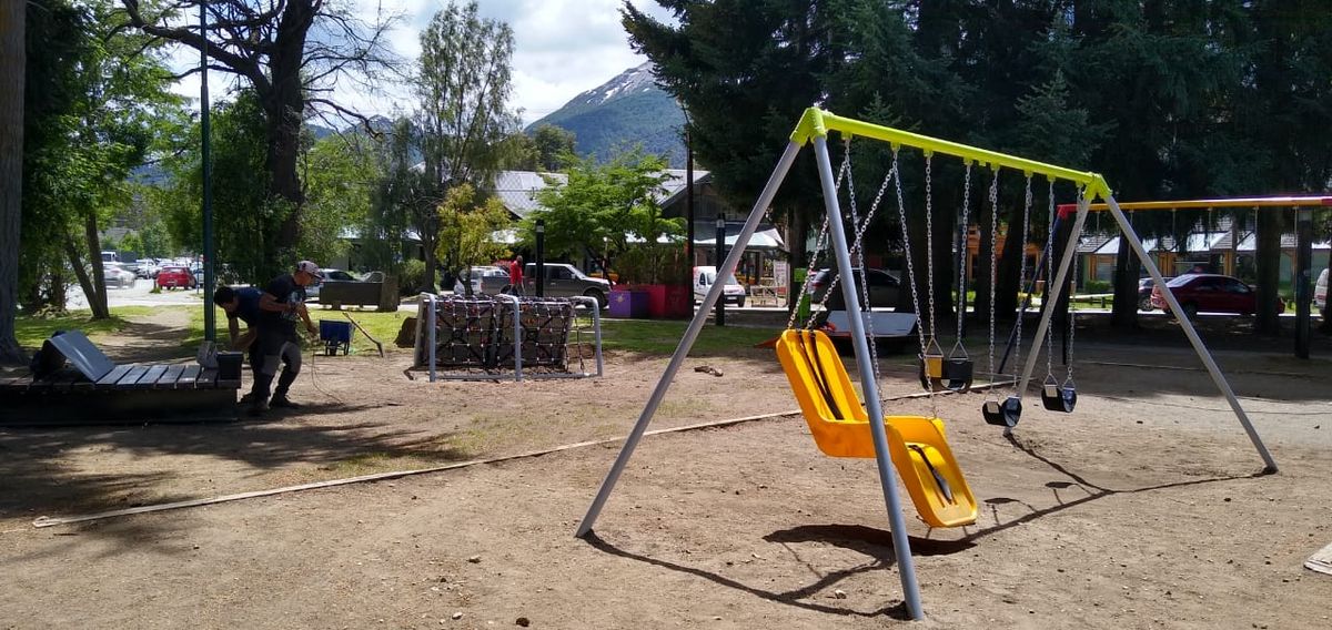 Villa La Angostura: nuevos juegos en la Plaza Saihueque