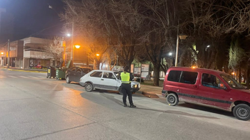 Quiso evitar un control y atropelló a dos inspectores de tránsito