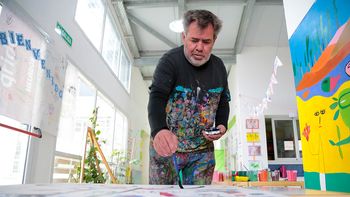 Milo Lockett recorrió jardines de Neuquén con su arte