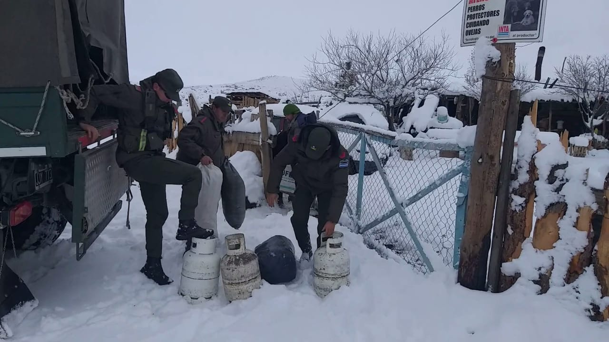 Gendarmes asisten a los ciudadanos ante las intensas nevadas