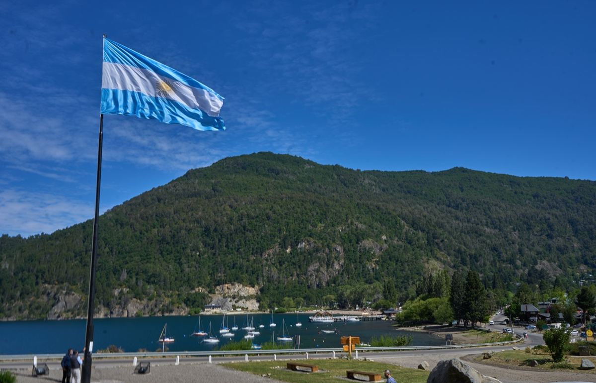 San Martín: Nueva bandera en la Costanera del Lago Lácar