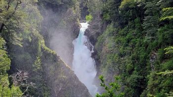 Conocé una de las cascadas más imponentes del Parque Nacional Lanín
