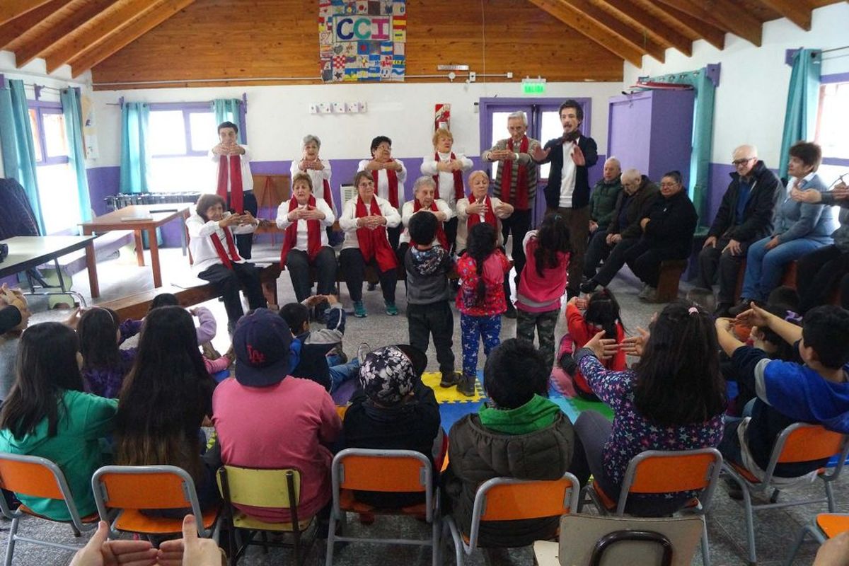 Adultos Mayores llevaron al CCI sus regalos por el Día del Niño