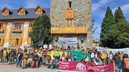altText(Más de 300 trabajadores de Parques Nacionales reclamaron por sus puestos laborales)}