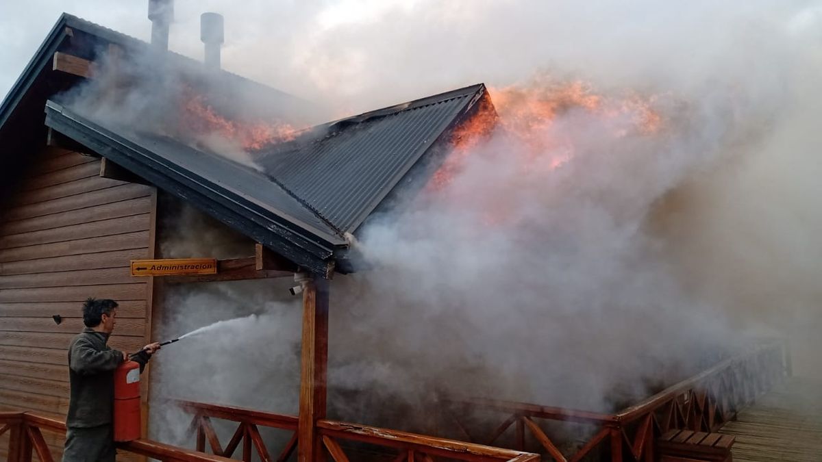 Un incendio arrasó con un complejo turístico en Chapelco