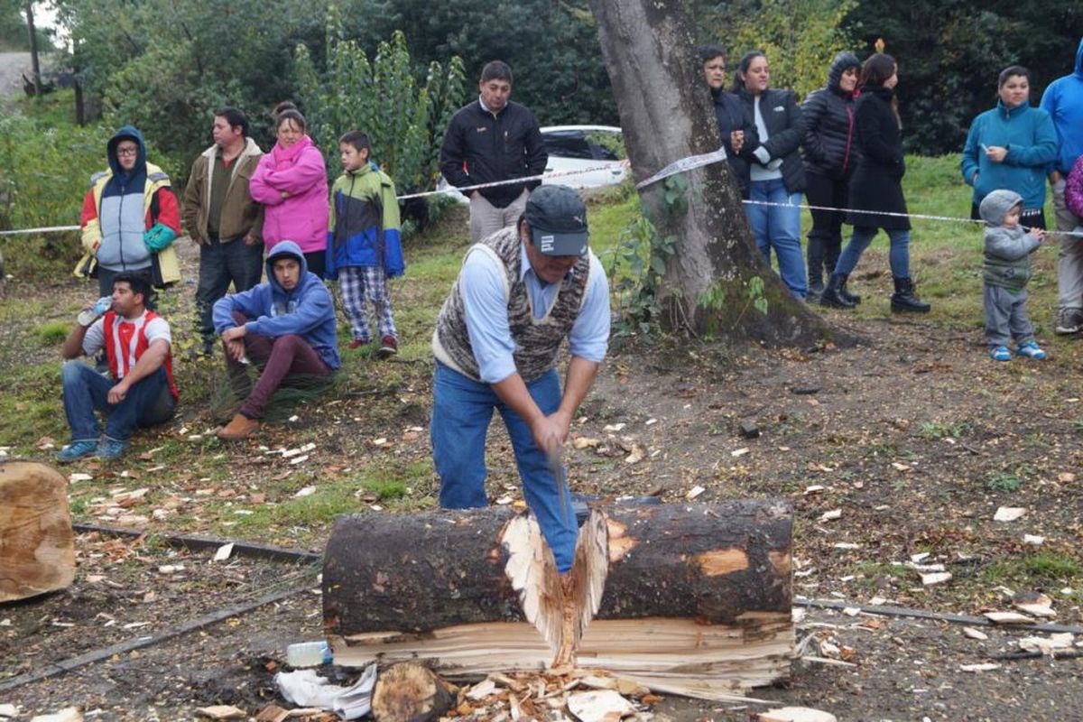 86° Aniversario de Villa La Angostura: inscriben para el concurso de mozos y hacheros