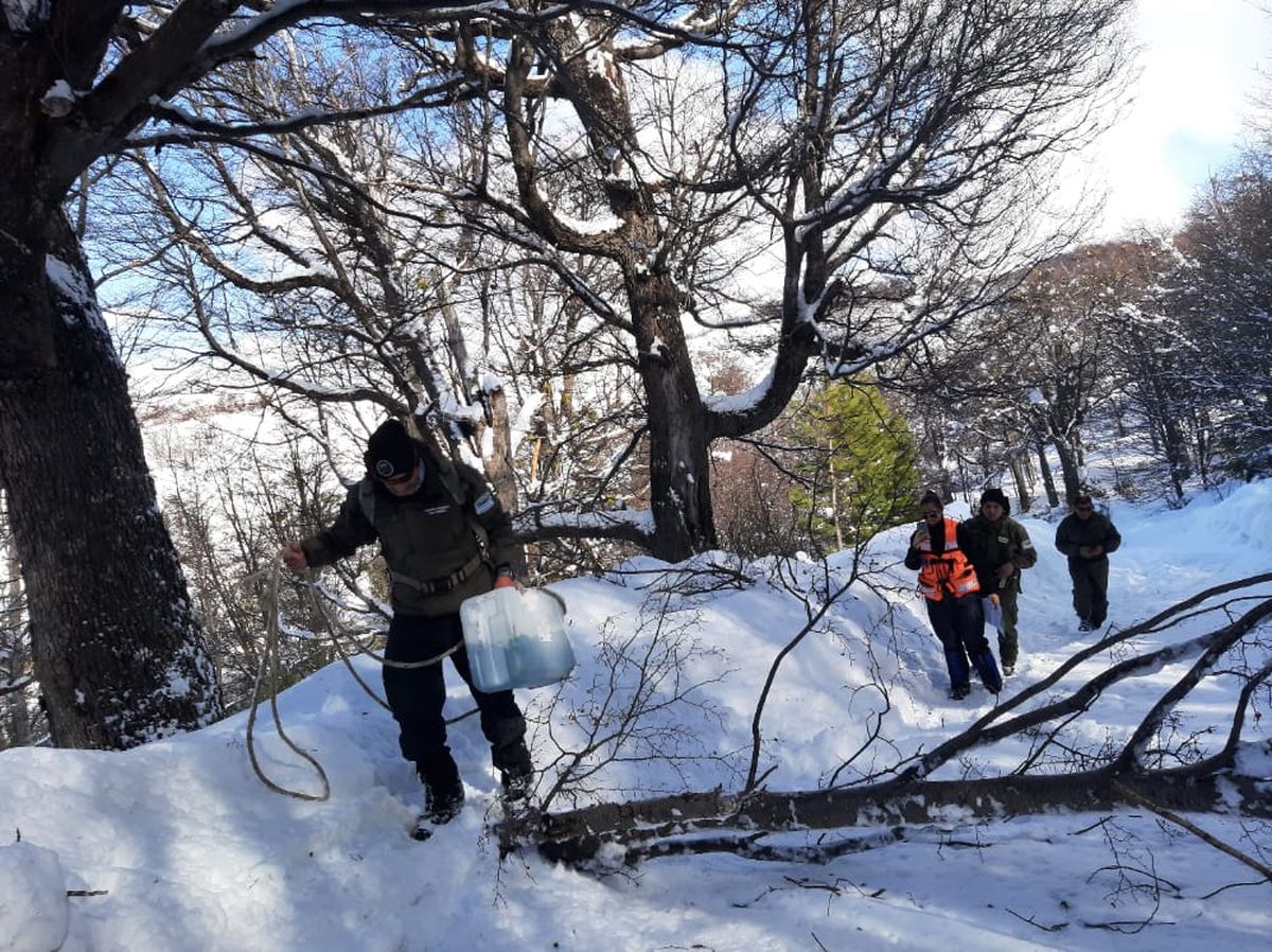Gendarmes asisten a familias aisladas por temporal de nieve