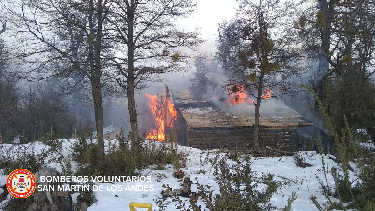 Incendio destruyó una vivienda en Kaleuche