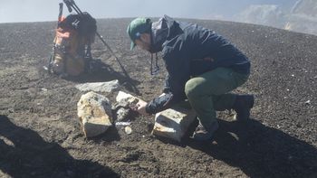 Un angosturente rescató una señal limítrofe de fines del siglo XIX en el Parque Nacional Nahuel Huapi