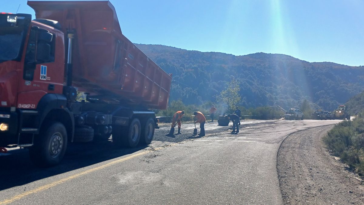 Tareas de bacheo de la Ruta 40 entre Bariloche y El Bolsón thumbnail