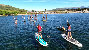 El furor del stand up paddle en una bajada desde Villa El Chocón