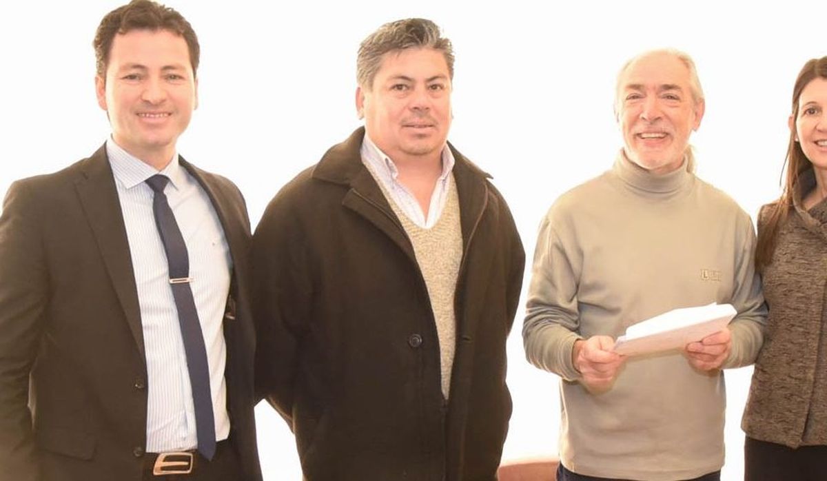 La Legislatura entregó aporte para que locutores neuquinos participen de Congreso Nacional