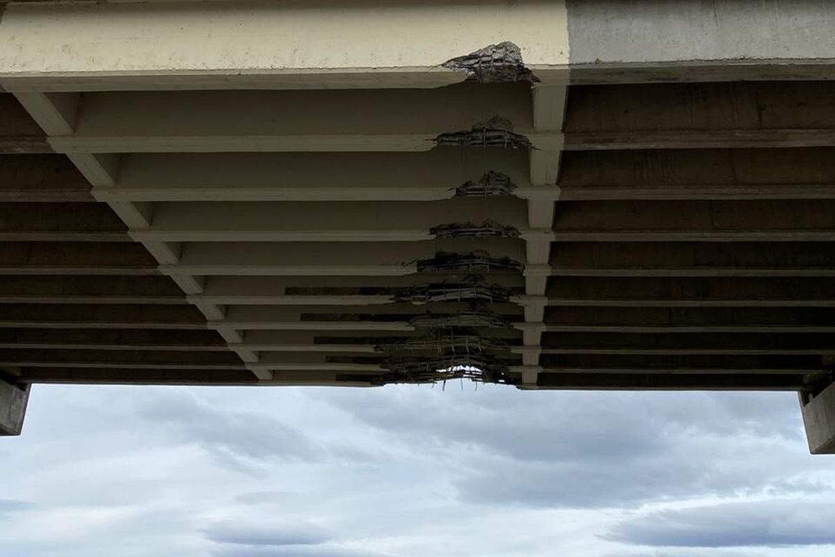 Un camión impactó contra un puente y el tránsito está interrumpido en las rutas 237 y 234