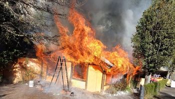 Incendio estructural en una propiedad en Villa La Angostura