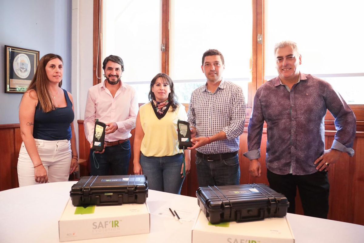 Aparte de su visita a Villa La Angostura, Koopmann también entregó otros equipos en San Martín de los Andes. 